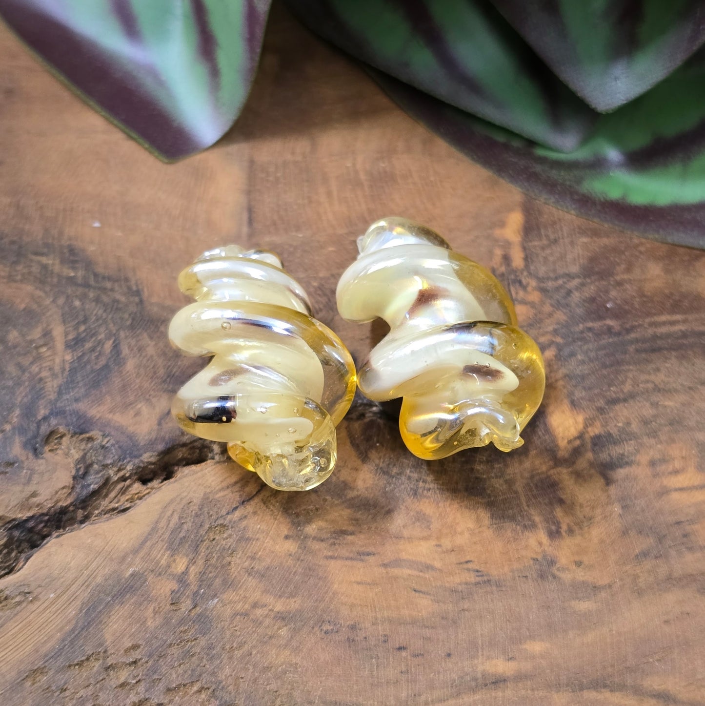 2 gedrehte Glasperlen 25x17mm mit Oberflächenveredelung. Stilvolles Material für Schmuckherstellung – ideal für Ketten, Armbänder oder Ohrringe.