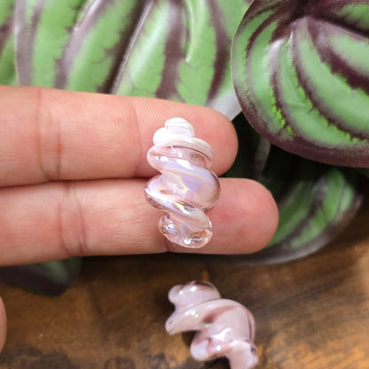 2 gedrehte Glasperlen 25x17mm mit Oberflächenveredelung. Stilvolles Material für Schmuckherstellung – ideal für Ketten, Armbänder oder Ohrringe.