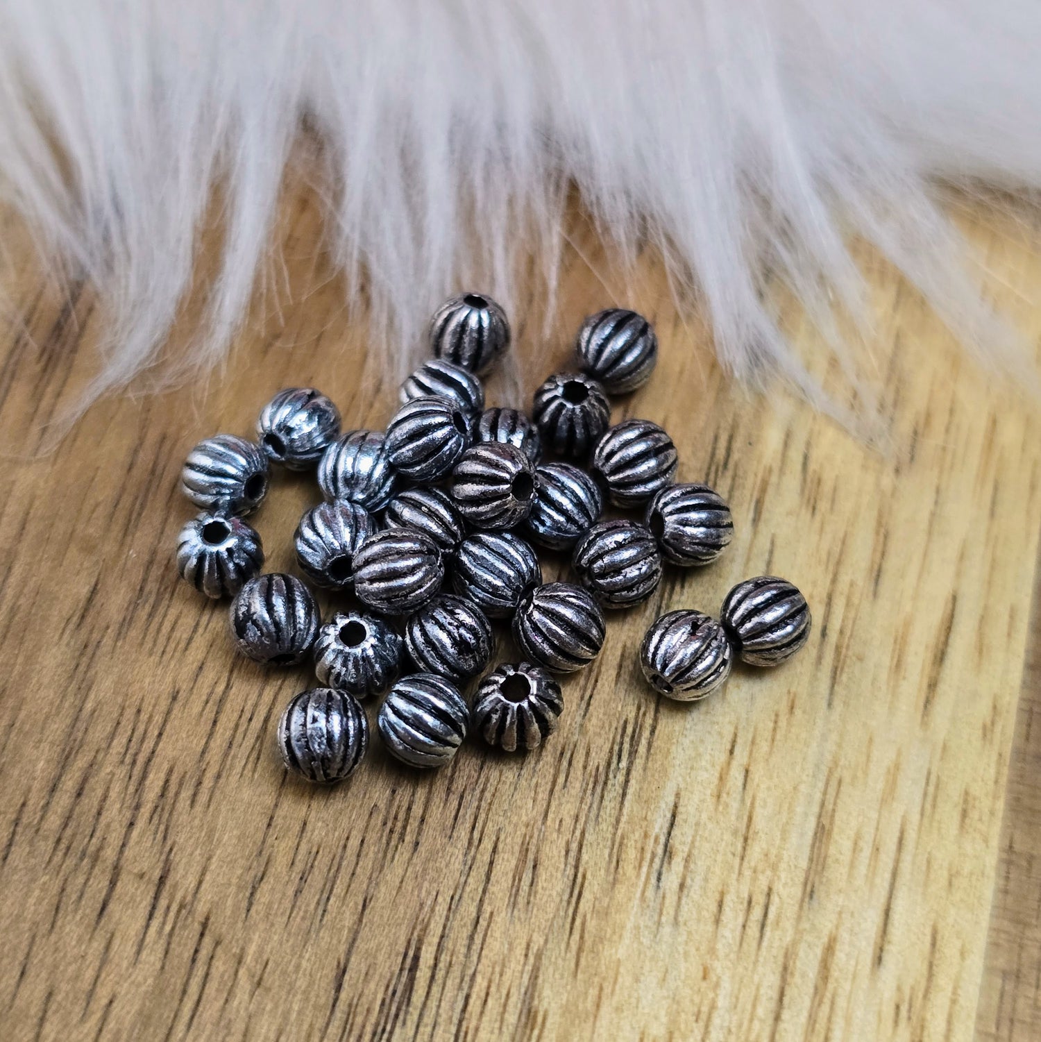 25 gerillte antik silberfarbene Spacer-Perlen – 3,5 mm – ideal für Ketten, Armbänder, Ohrringe. Perfekt als Abstandshalter oder Akzentperle für DIY-Schmuckprojekte.