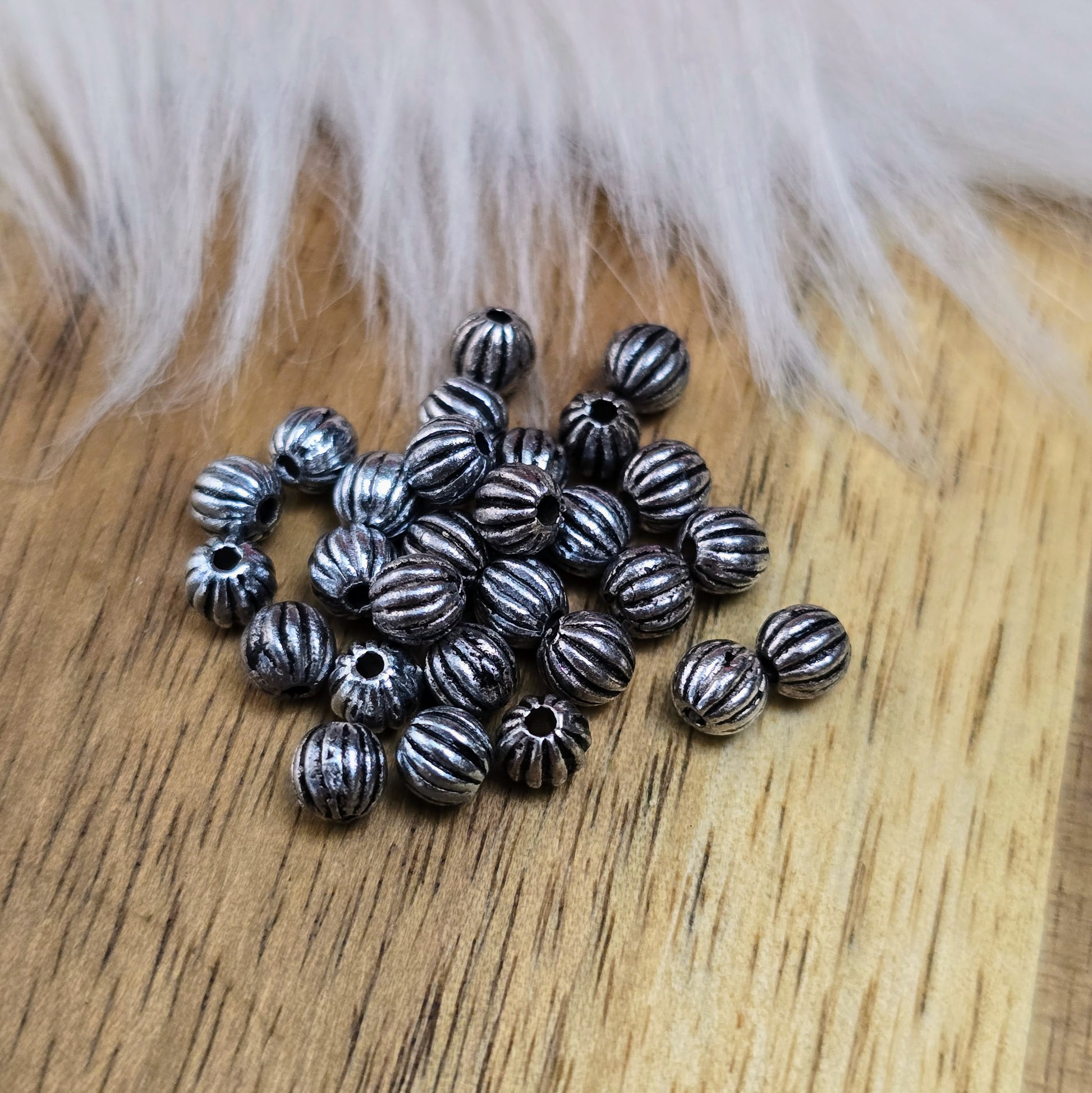 25 gerillte antik silberfarbene Spacer-Perlen – 3,5 mm – ideal für Ketten, Armbänder, Ohrringe. Perfekt als Abstandshalter oder Akzentperle für DIY-Schmuckprojekte.