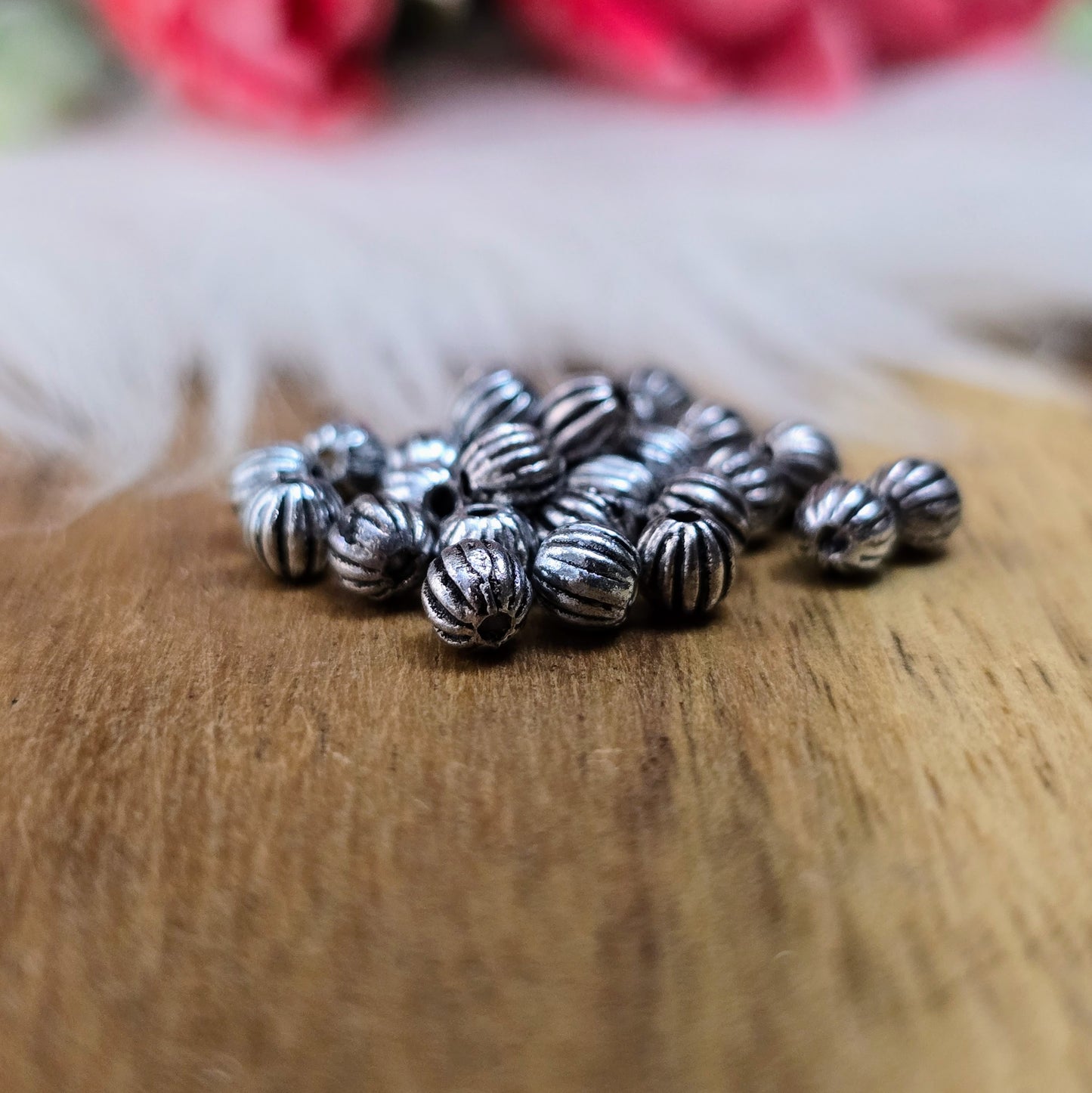 25 gerillte antik silberfarbene Spacer-Perlen – 3,5 mm – ideal für Ketten, Armbänder, Ohrringe. Perfekt als Abstandshalter oder Akzentperle für DIY-Schmuckprojekte.