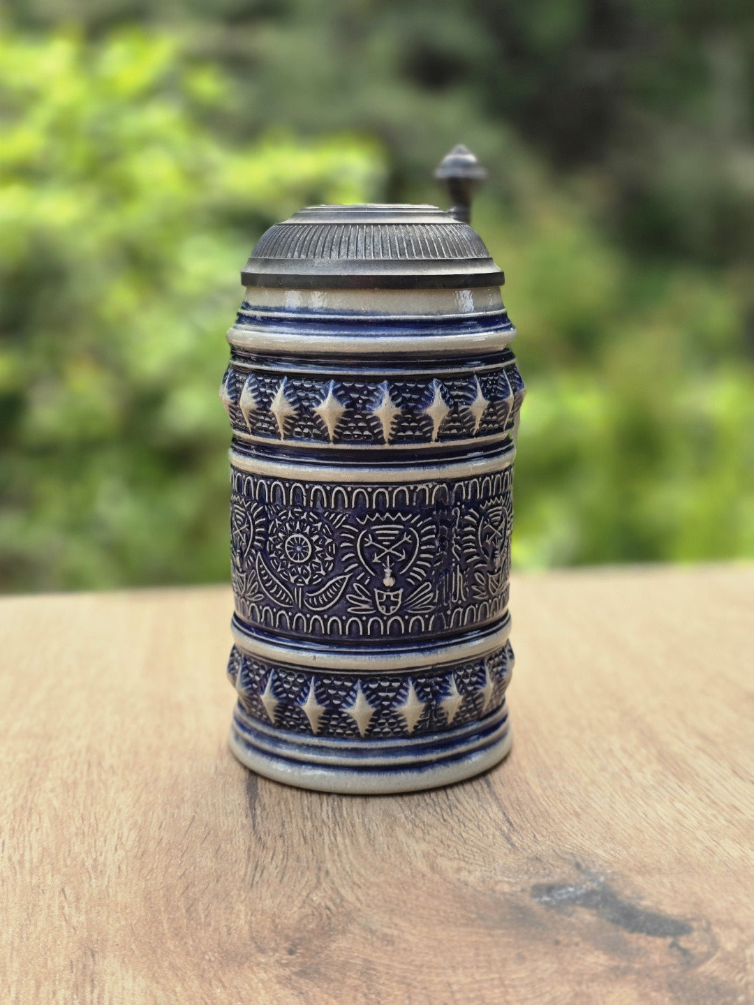 Vintage Bierseidel aus grauem Westerwald Steinzeug mit blauem Ornamentdekor und altem Zinndeckel