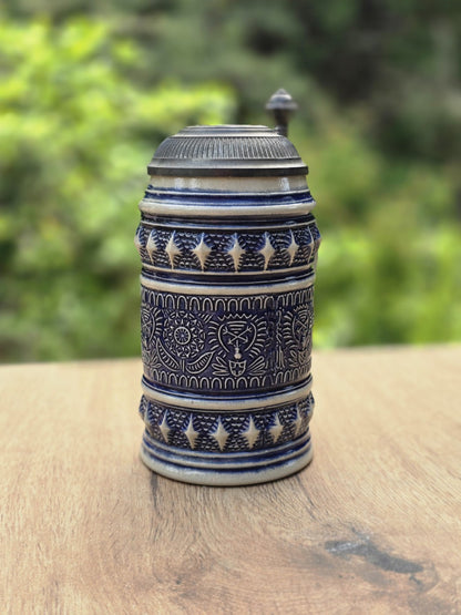 Vintage Bierseidel aus grauem Westerwald Steinzeug mit blauem Ornamentdekor und altem Zinndeckel