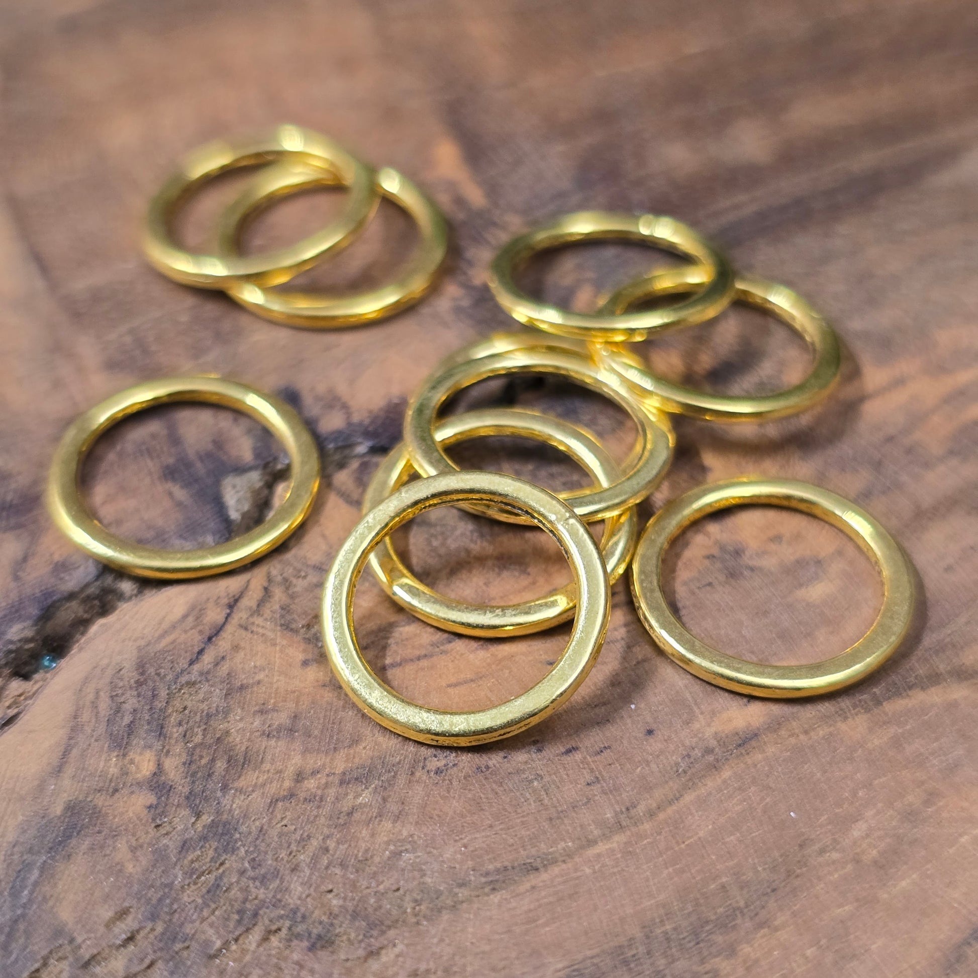 10 geschlossene goldene Verbindungsringe 14,5mm, stabil, Schmuckzubehör für DIY-Schmuck, Ketten, Ohrringe, Armbänder und kreative Projekte.