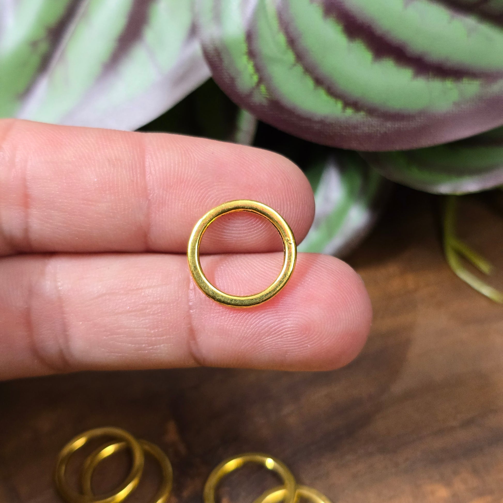 10 geschlossene goldene Verbindungsringe 14,5mm, stabil, Schmuckzubehör für DIY-Schmuck, Ketten, Ohrringe, Armbänder und kreative Projekte.