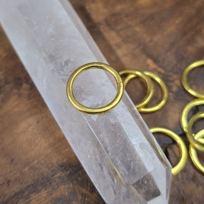 10 geschlossene goldene Verbindungsringe 14,5mm, stabil, Schmuckzubehör für DIY-Schmuck, Ketten, Ohrringe, Armbänder und kreative Projekte.