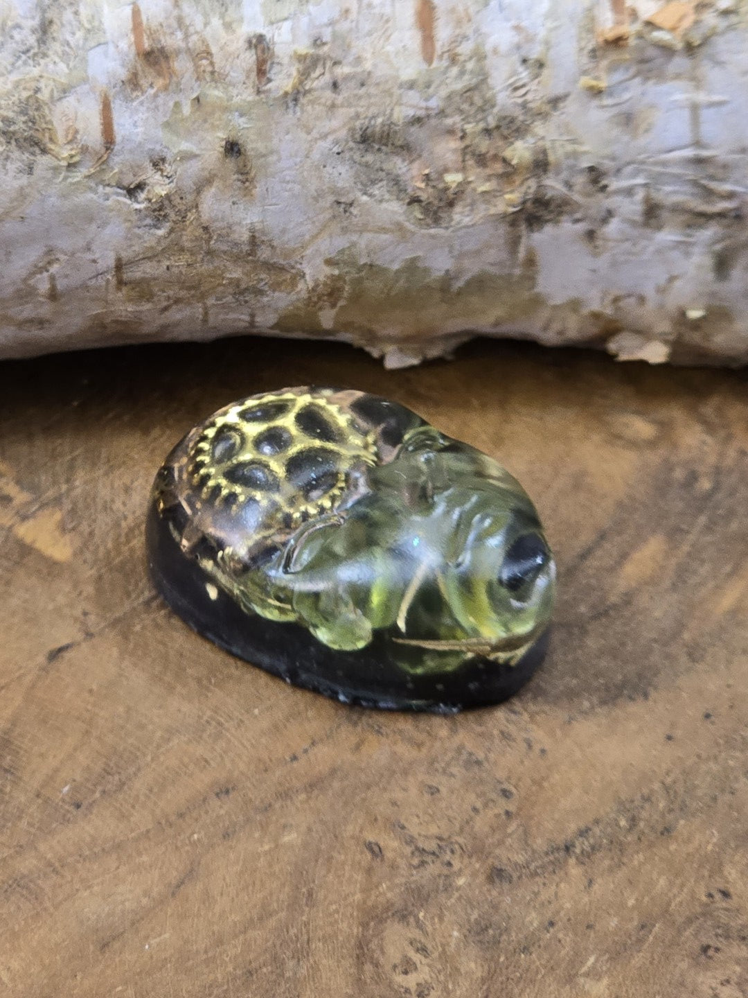 Dunkelgrüner Resin-Cabochon mit maskenartigem Gesicht und Zahnrädern für DIY-Schmuckdesign