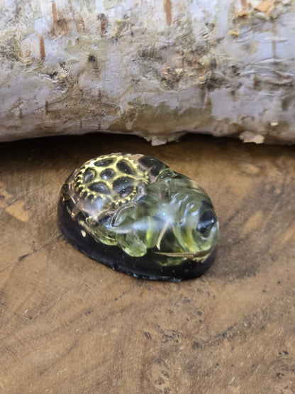 Dunkelgrüner Resin-Cabochon mit maskenartigem Gesicht und Zahnrädern für DIY-Schmuckdesign