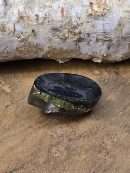 Rückseite eines handgefertigten Resin-Cabochons in Dunkelgrün mit flacher Cabochonform