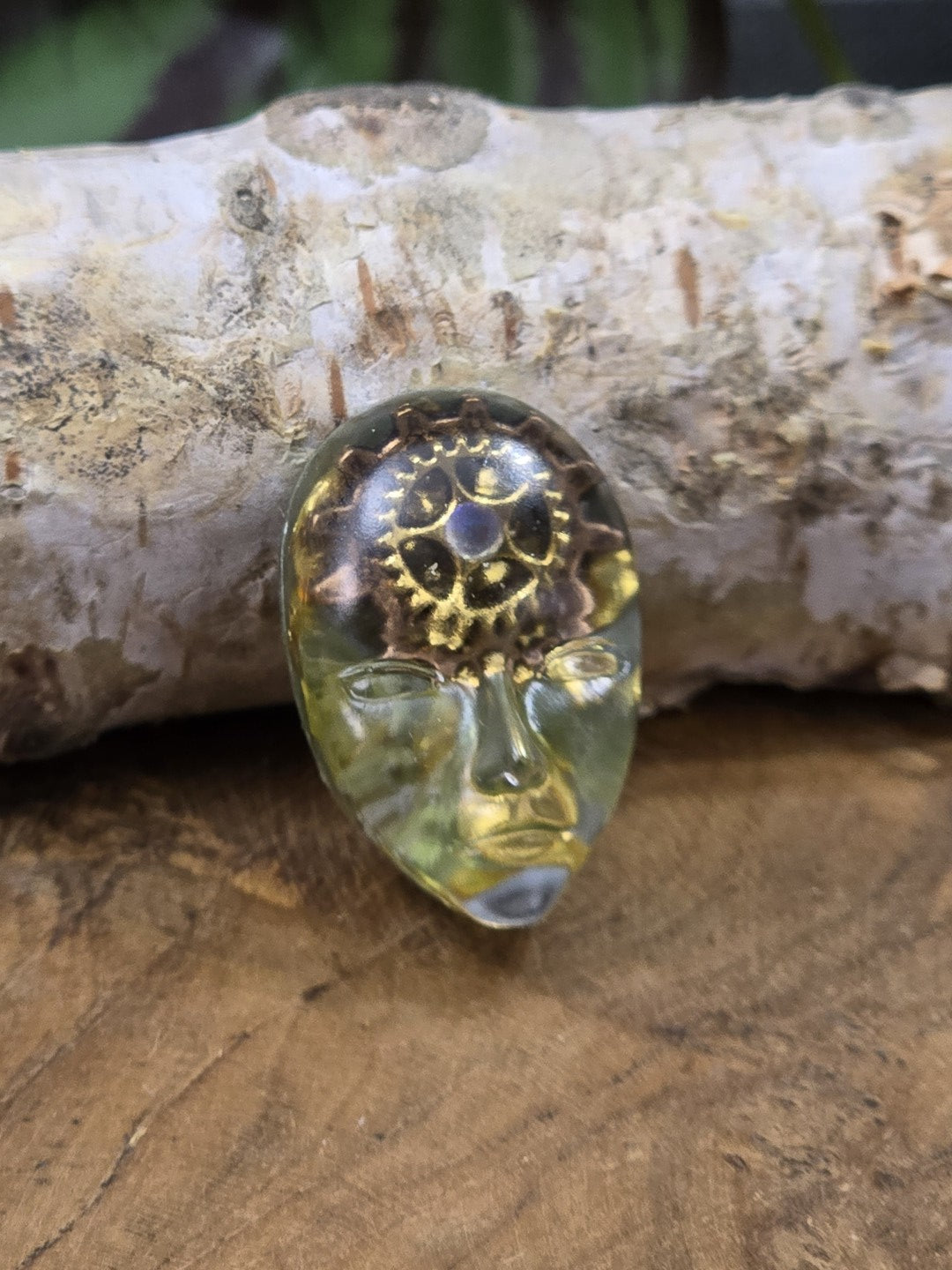 Grüner Resin-Cabochon mit Gesichtsmotiv, Zahnrädern und goldfarbenen Details für DIY-Schmuck