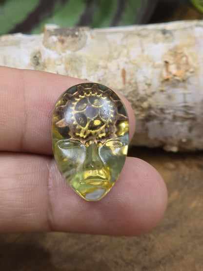 Transparenter Gesicht-Cabochon aus grünlichem Resin mit Steampunk-Zahnrädern zur Größendarstellung
