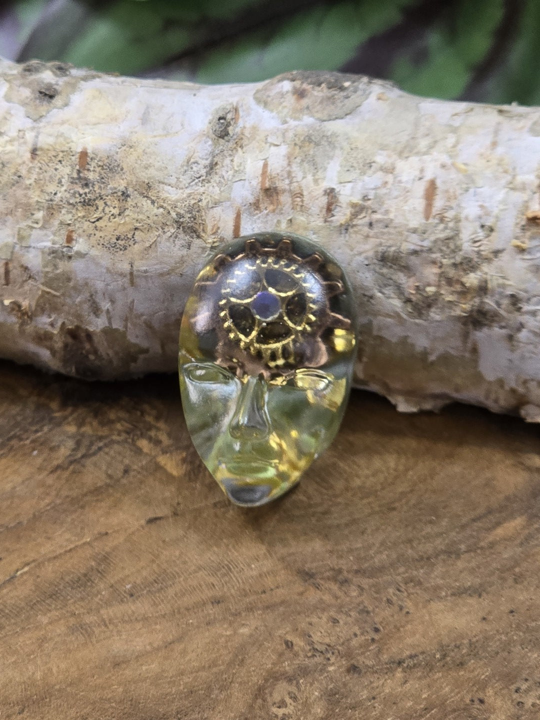 Unikat-Cabochon mit geheimnisvollem Gesicht, grüner Resin-Optik und eingearbeiteten Zahnrädern