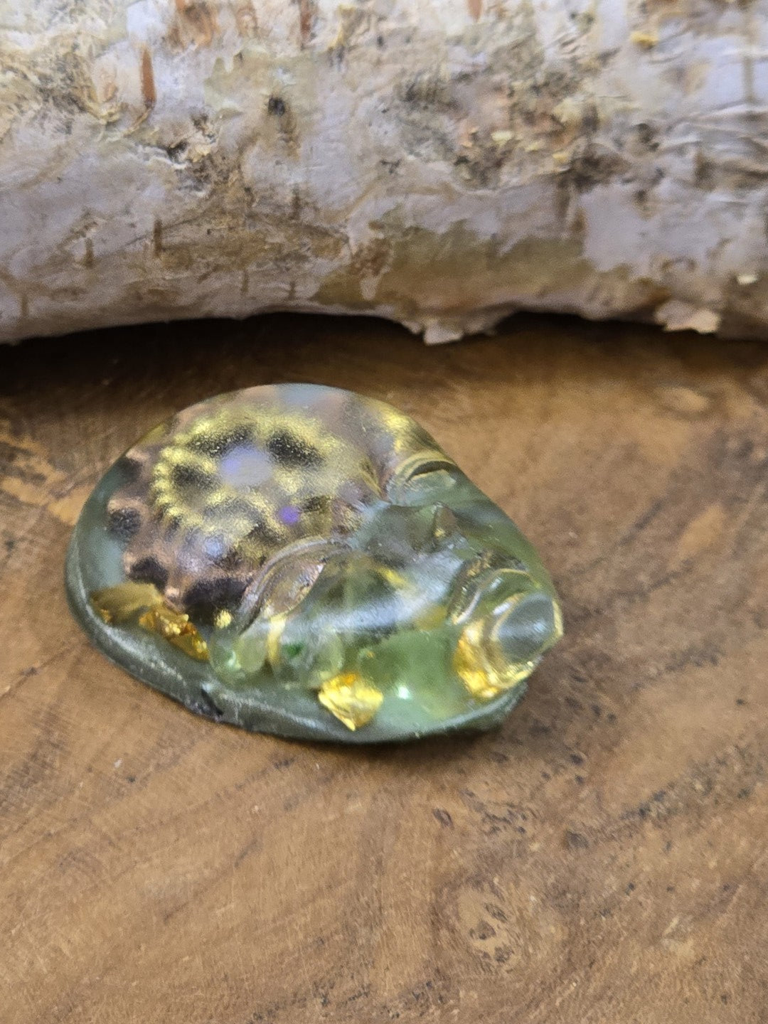 Großer Steampunk-Cabochon mit Gesicht, Zahnrädern und schimmerndem grünem Resin für DIY-Schmuck