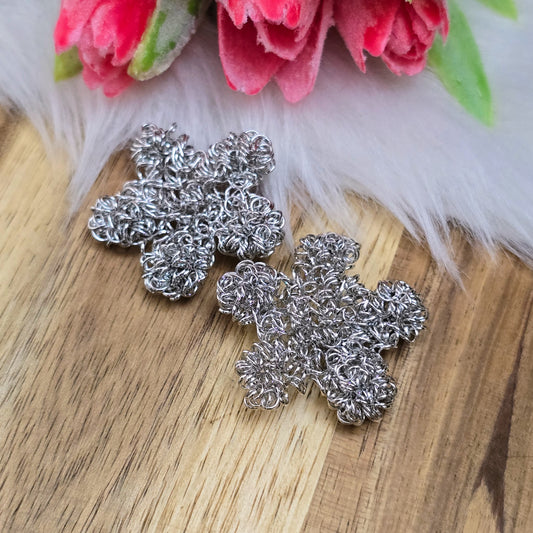 Blumenförmige gewickelte Drahtperlen (2 Stück) aus silberfarbenem Metall – ca. 28 x 29 mm – für DIY-Schmuck, Armbänder & Dekoration – mit Lücken für Draht oder Kettelstifte.