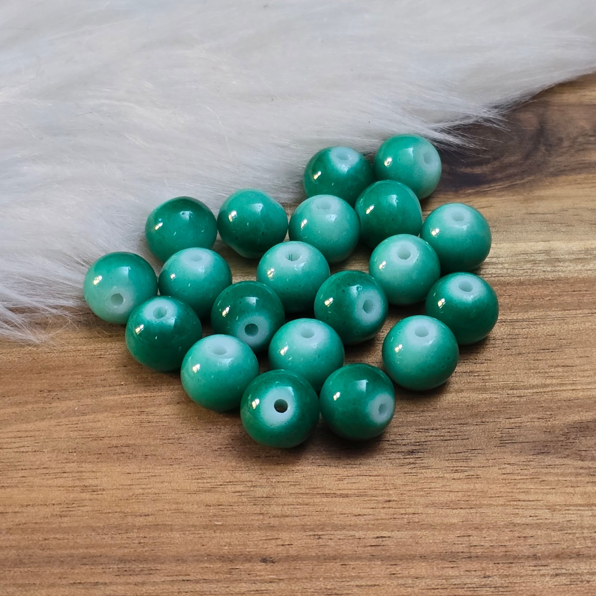 Das Bild zeigt Glasperlen Ombre Emeraldgrün - 8mm, ideal für die Schmuckherstellung