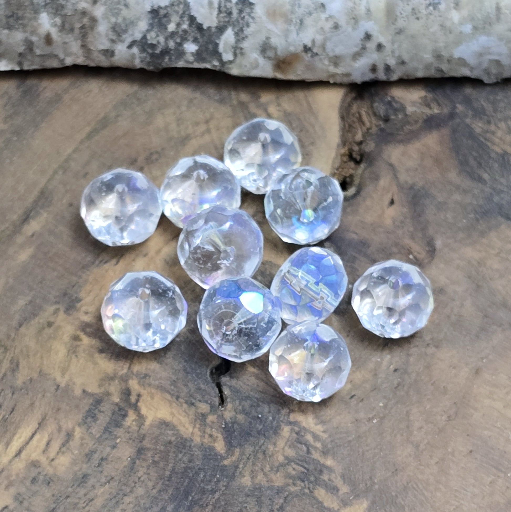 Das Bild zeigt 20 facettierte Glasperlen – Rondell – Crystal AB – 8mm – Funkelnde Highlights für deine Schmuckkreationen