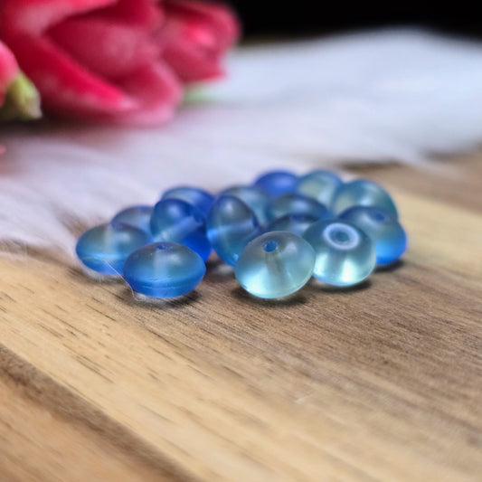 15 hochwertige Ufo-Perlen aus böhmischem Glas in changierendem Lagunenblau-Grün – ideal für DIY-Ketten, Armbänder und Ohrringe. Maße: 7,4 x 4,2 mm – handmade look!