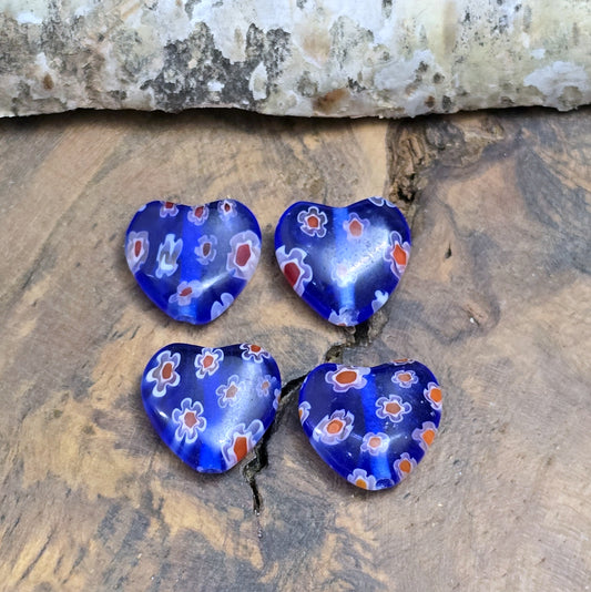 Das Bild zeigt 4 Millefiori Glasperlen – Herzform – Blau – 12mm – Romantische Akzente für deine Schmuckkreationen