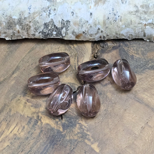 Das Bild 12 transparente Glasperlen in Nuggetform – Amethyst – 13mm – Für strahlende Schmuckkreationen