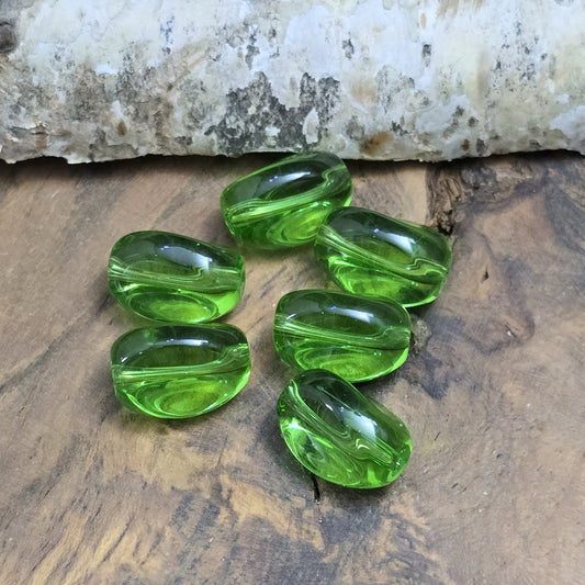 Das Bild zeigt 2 transparente Glasperlen in Nuggetform – Grün – 13mm – Frische Eleganz für deine Schmuckkreationen