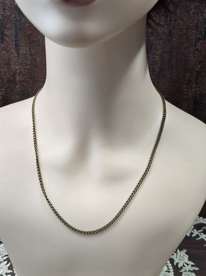 Feine Gliederkette in Antik-Bronze 50cm Länge getragen an Schmuckbüste.