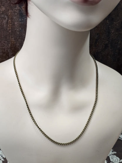 Antik-bronzen Schmuckkette 50cm getragen am Dekolleté einer Schaufensterpuppe.