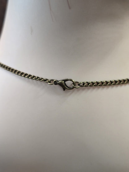 Detailaufnahme des Karabinerverschlusses der bronzefarbenen Metall-Gliederkette.