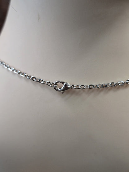 Detailaufnahme des silbernen Karabinerverschlusses der Metalldunkelsilber-Gliederkette.
