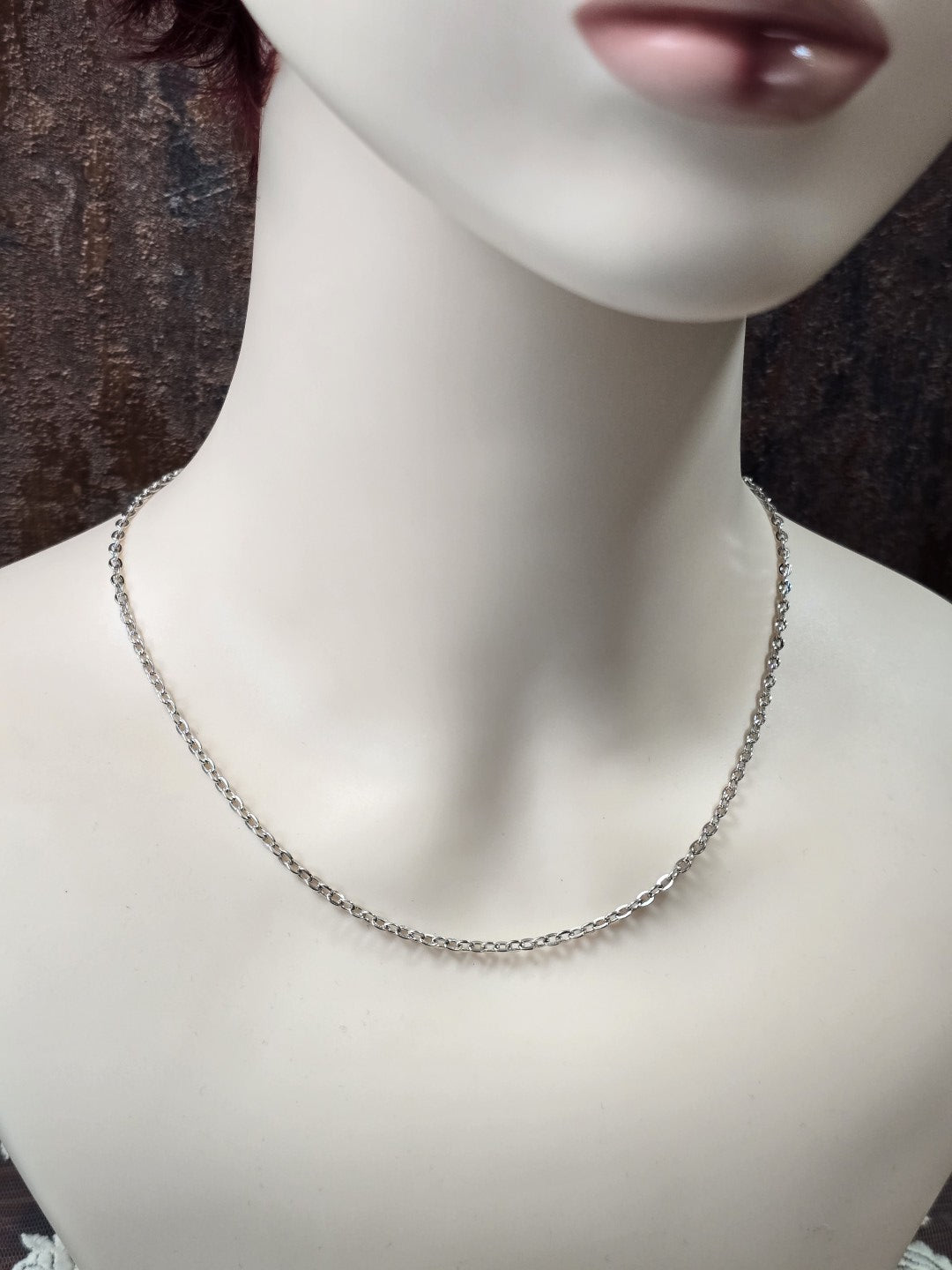 Dunkelsilberne Metallkette 46cm präsentiert am Dekolleté einer Schaufensterpuppe.