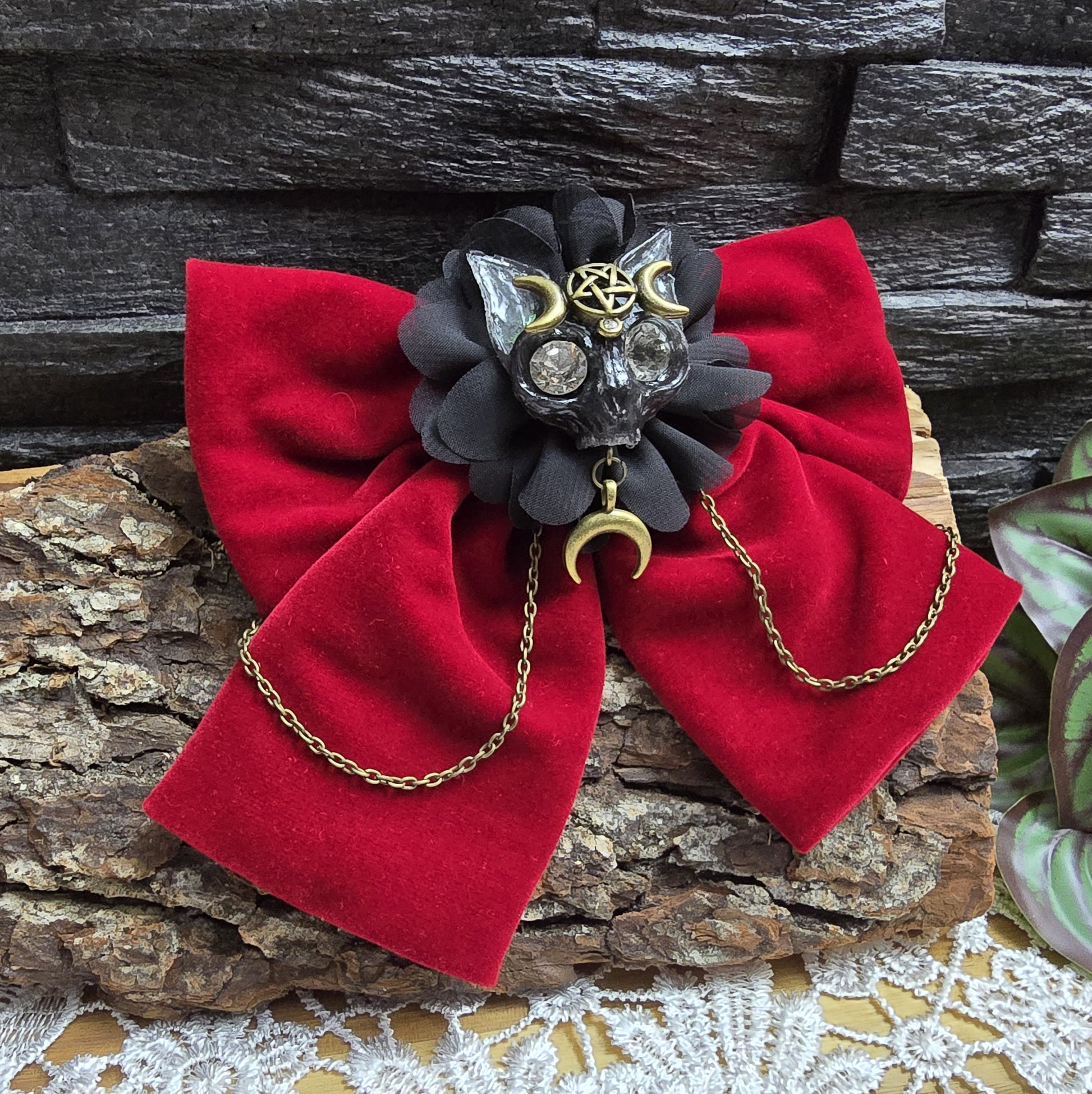 Das Bild zeigt eine aufregende Gothic Haarspange Fledermaus Triple Moon, dunkelroter Samt & Kettchen

Mystik und Eleganz: Haarspange Fledermaus Triple Moon 🌙🦇
Diese außergewöhnliche Haarspange vereint die Magie des Nachthimmels mit der geheimnisvollen Symbolik der Triple Moon und der Eleganz einer Fledermaus. 
