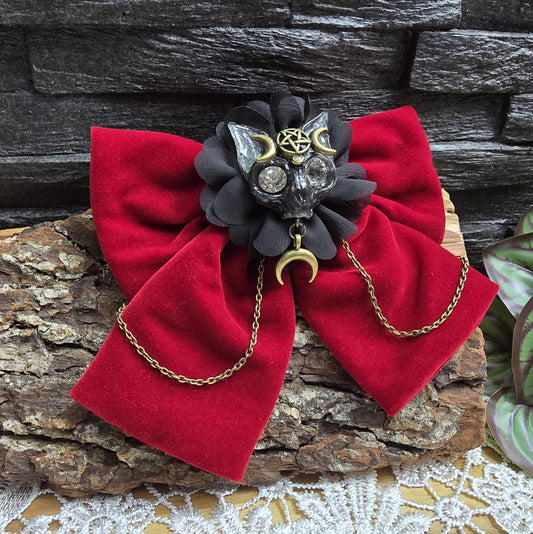 Das Bild zeigt eine aufregende Gothic Haarspange Fledermaus Triple Moon, dunkelroter Samt & Kettchen

Mystik und Eleganz: Haarspange Fledermaus Triple Moon 🌙🦇
Diese außergewöhnliche Haarspange vereint die Magie des Nachthimmels mit der geheimnisvollen Symbolik der Triple Moon und der Eleganz einer Fledermaus. 