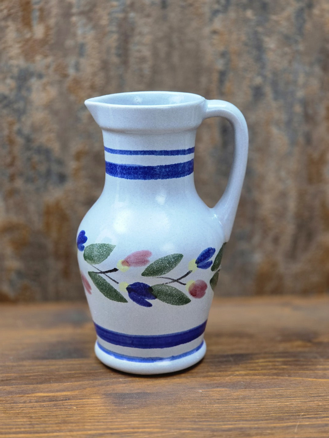 Kleiner Vintage-Krug von Gräfenroda Keramik aus der DDR mit blauem Streifendekor und floralem Muster auf hellem Scherben.