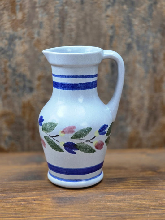 Kleiner Vintage-Krug von Gräfenroda Keramik aus der DDR mit blauem Streifendekor und floralem Muster auf hellem Scherben.