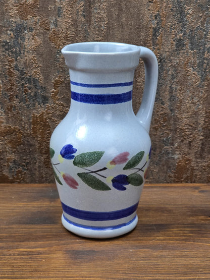 Bauchiger Keramikkrug mit Henkel und Ausguss, handdekoriert mit Blütenzweigen in Blau, Rosa und Grün, Mid-Century German Design.