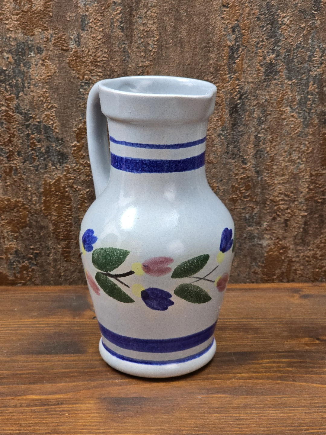 DDR-Keramik von Gräfenroda, wohl 1960er bis 1970er Jahre, kleiner Zierkrug mit weißem Scherben und kobaltblauem Randdekor.