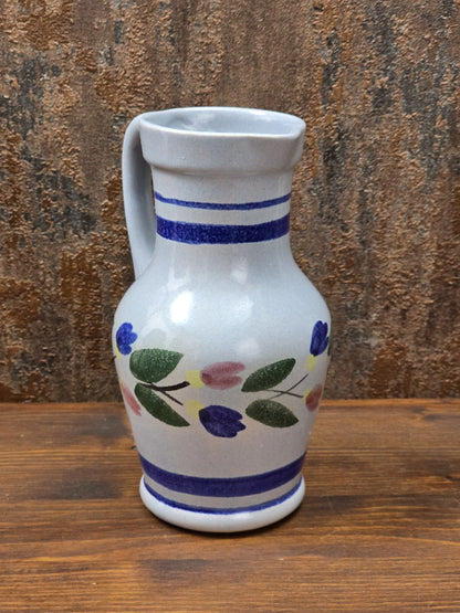 DDR-Keramik von Gräfenroda, wohl 1960er bis 1970er Jahre, kleiner Zierkrug mit weißem Scherben und kobaltblauem Randdekor.