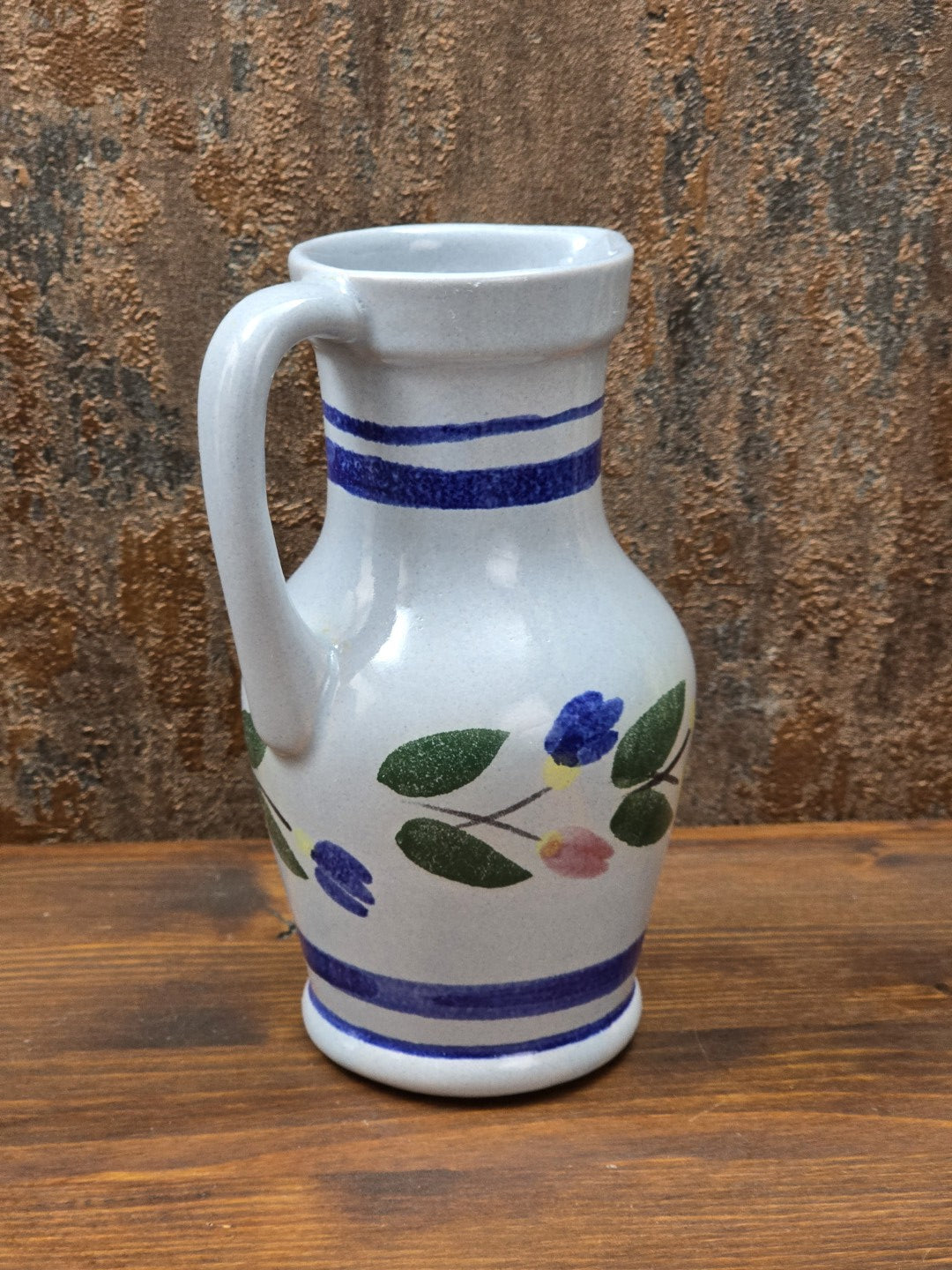 Vintage-Henkelkrug aus Thüringen mit floralem Dekor und ruhiger Form, passend als Tischdeko, kleine Vase oder Sammlerstück.