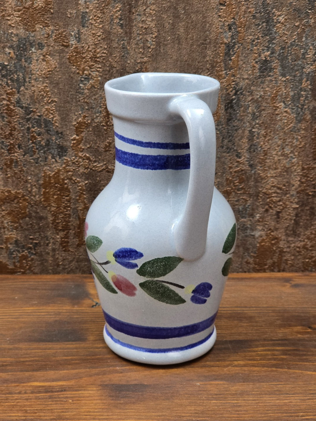Gräfenroda Keramik Krug in kleiner Größe mit Blumenband und blauem Linienmuster, guter Vintagezustand ohne Beschädigungen.