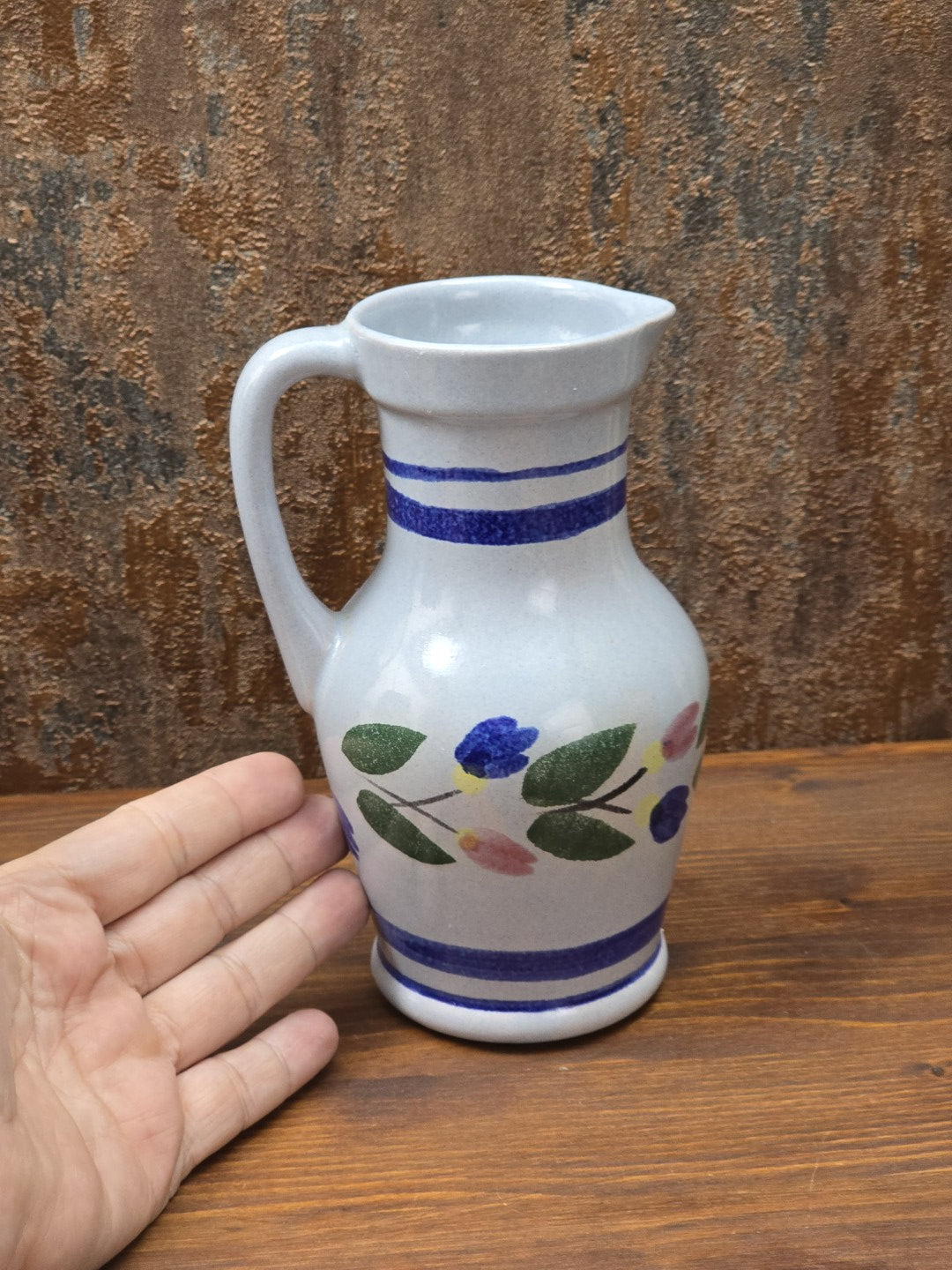 Kleiner Vintage-Krug von Gräfenroda Keramik aus der DDR mit blauem Rand, Streifendekor und floralem Muster auf hellem Keramikscherben.