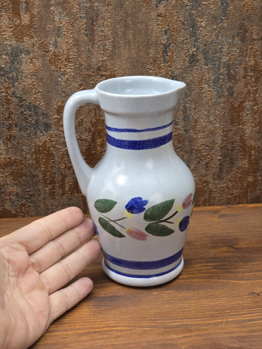 Kleiner Vintage-Krug von Gräfenroda Keramik aus der DDR mit blauem Rand, Streifendekor und floralem Muster auf hellem Keramikscherben.