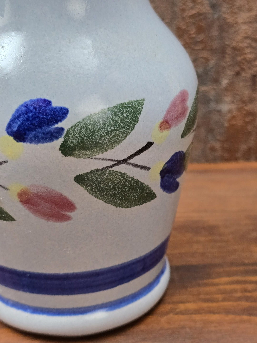 Vintage-Zierkrug aus Gräfenroda Keramik mit blauem Dekorrand, floralem Bandmuster und hellem Scherben aus DDR-Produktion.