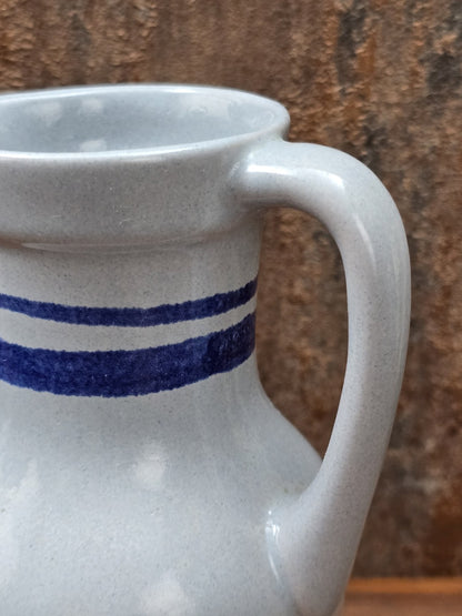 Dekorativer Vintage-Krug aus Gräfenroda Keramik mit blauem Streifendekor, Blumenmotiv und heller Keramikoberfläche.