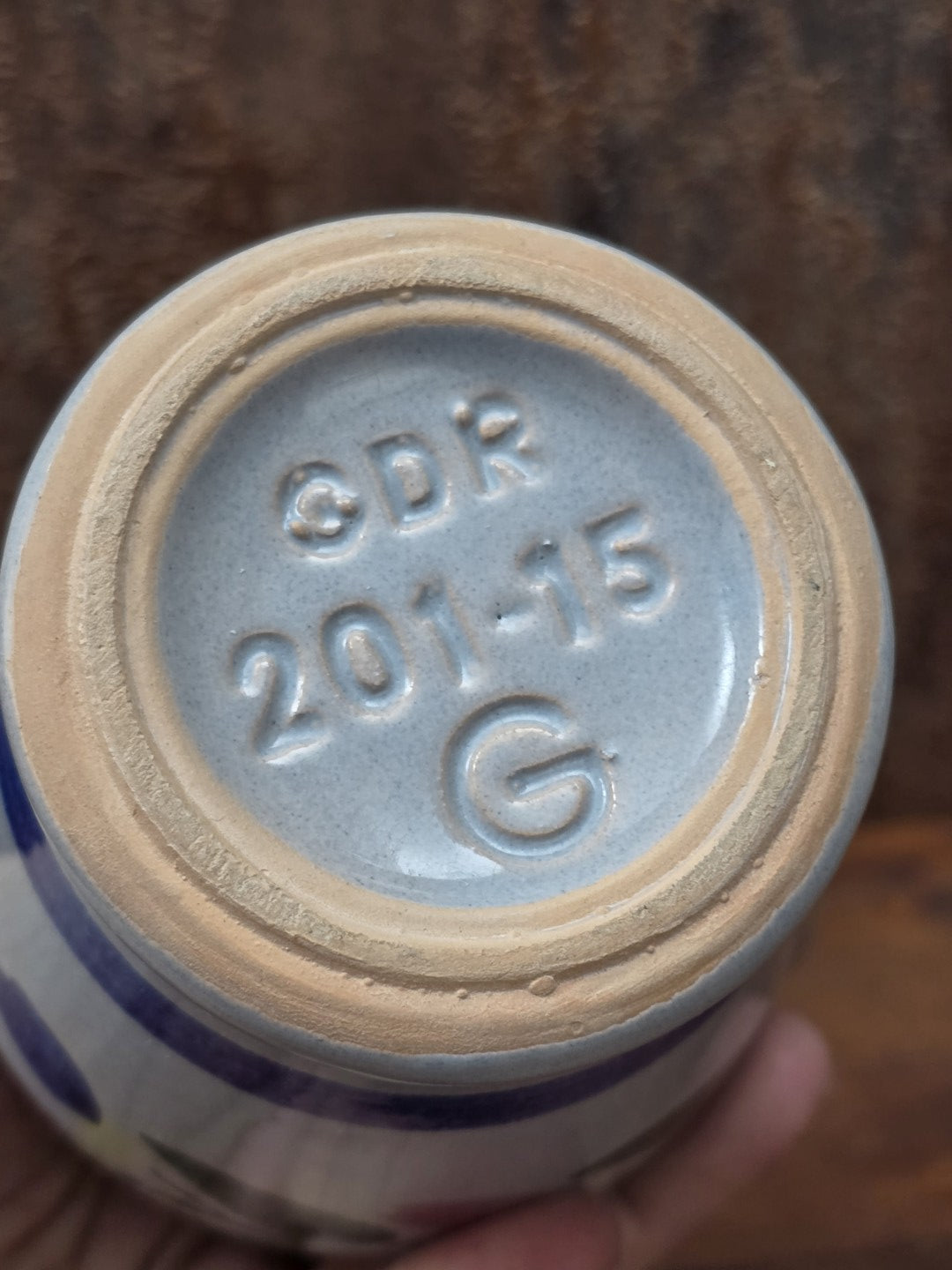 Kleiner Sammlerkrug von Gräfenroda Keramik aus der DDR mit blauem Randdekor, floraler Bordüre und hellem Scherben.