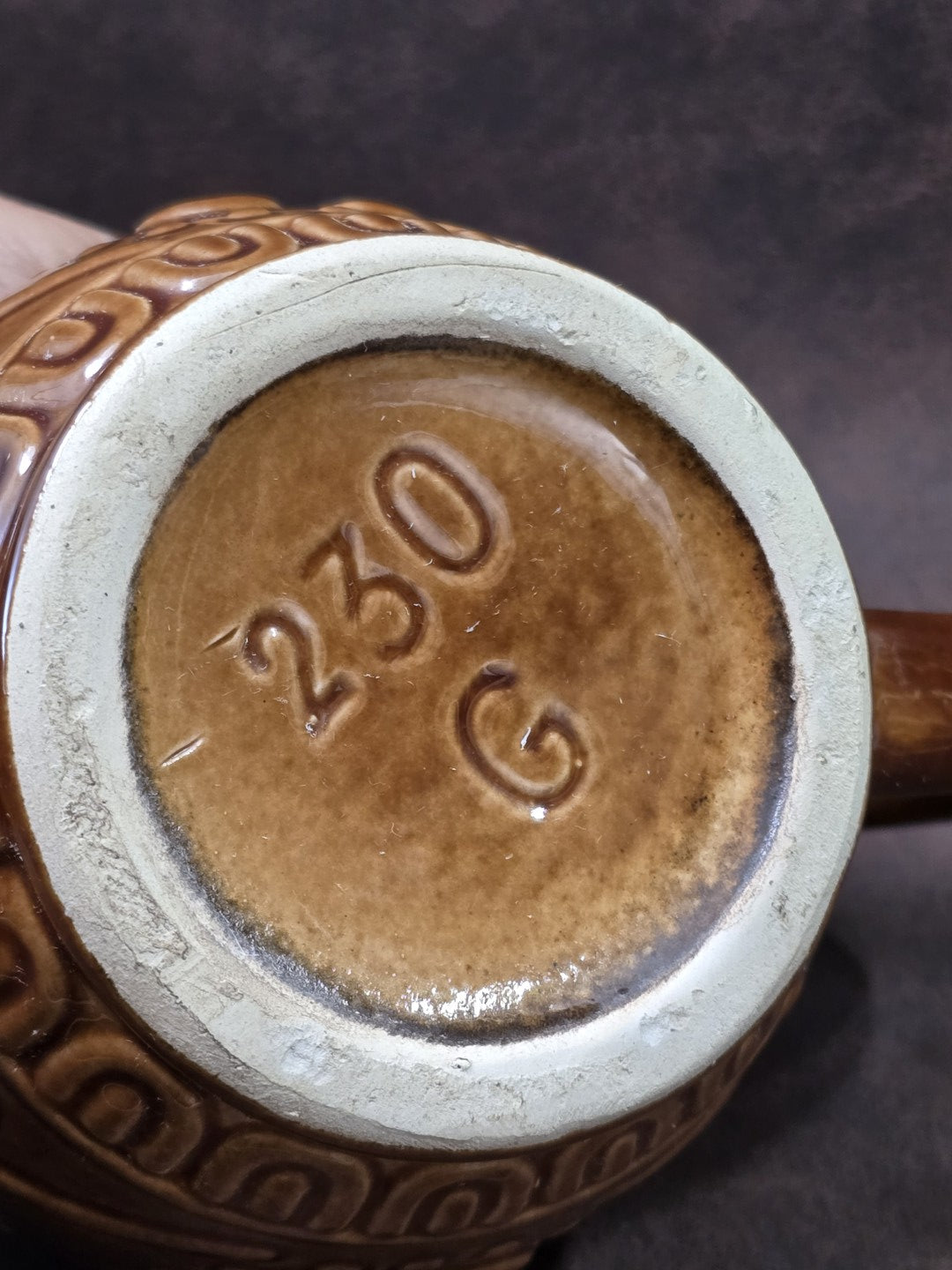 Vintage Keramikbecher von Gräfenroda in Bodenansicht mit unglasiertem Standring und eingeprägter Kennzeichnung „230 G“