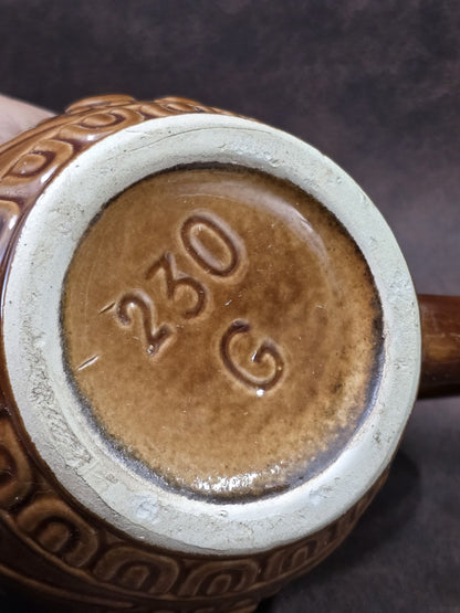 Vintage Keramikbecher von Gräfenroda in Bodenansicht mit unglasiertem Standring und eingeprägter Kennzeichnung „230 G“