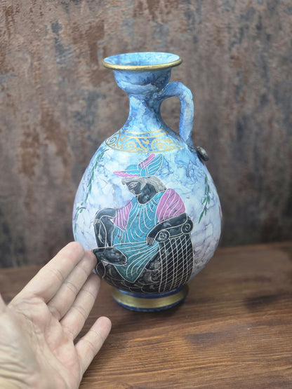 Vintage Keramikkanne in Blau mit Henkel, Goldrand und antikisierendem Figurenmotiv neben einer Hand als Größenvergleich