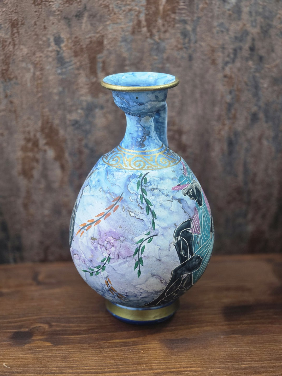 Vintage Keramikkanne mit hellblau marmorierter Oberfläche, grünen und orangefarbenen Zweigen sowie seitlicher Figurenansicht