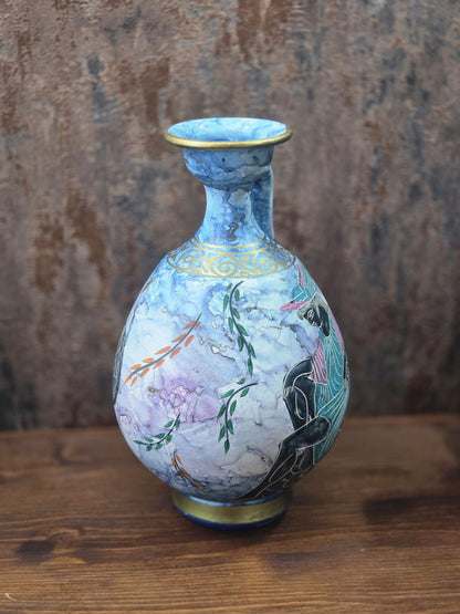 Vintage Keramikkanne mit hellblau marmorierter Oberfläche, grünen und orangefarbenen Zweigen sowie seitlicher Figurenansicht