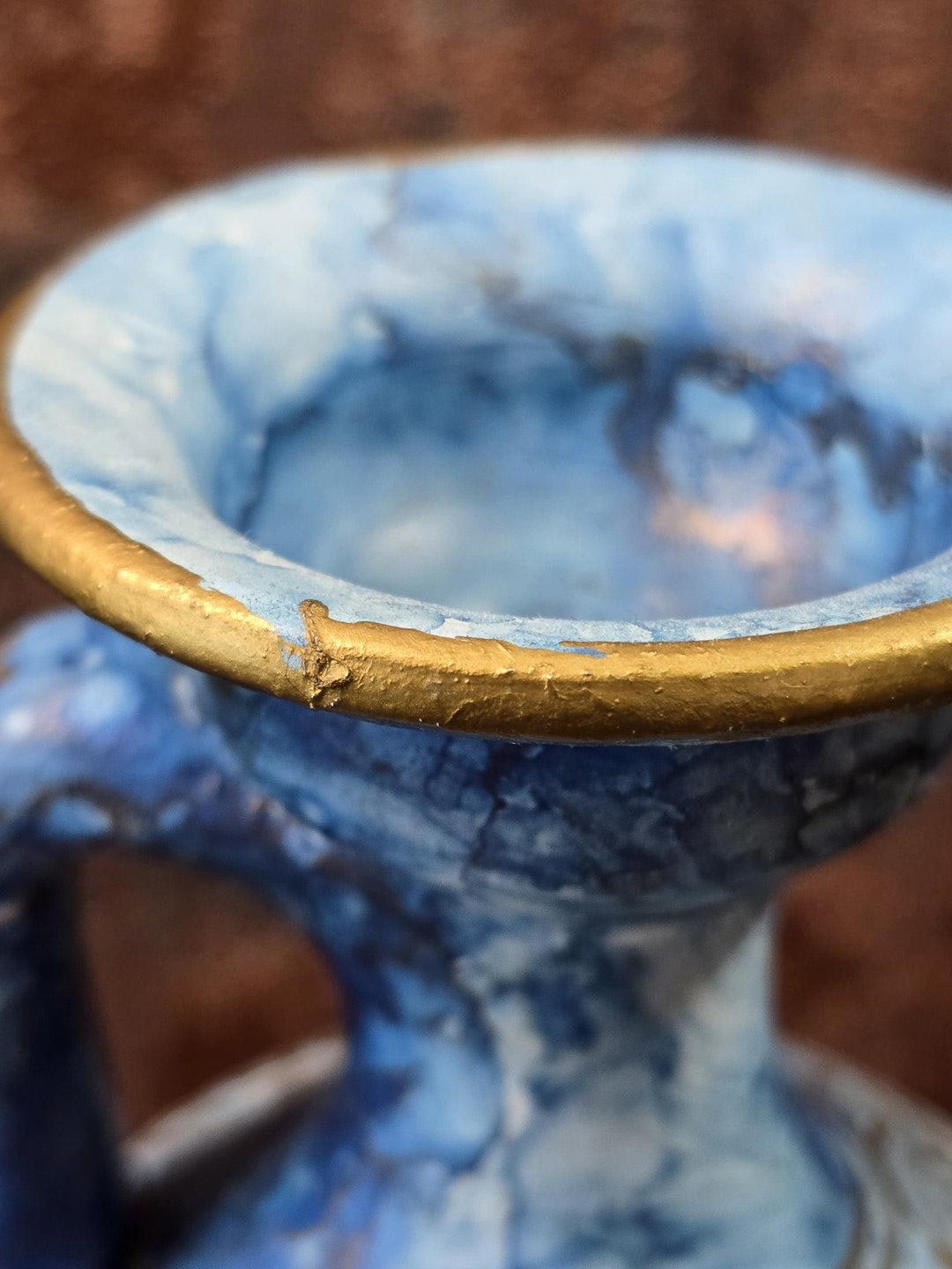 Vintage Keramikkanne mit ausgestellter Öffnung, blau marmoriertem Innenbereich und goldfarbenem Rand in Nahaufnahme