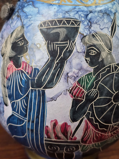 Vintage Keramikkanne mit schwarz konturierten Figuren, Gefäß und Rundschild in Blau, Grün und Rot als Detailaufnahme